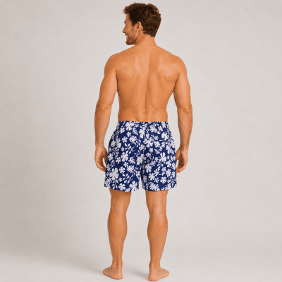 Billiga blommiga herrshorts i mjukt skönt material som är snygga på stranden.