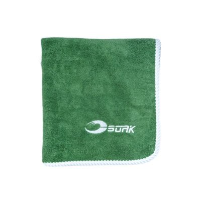 Mörkgrön microfiberhandduk, mjuk och fluffig med hög uppsugning, stilren vit brodyr och lyxig kant – perfekt present. Super bra
