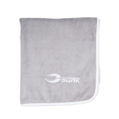 Grå microfiberhandduk från Soak i ett supermjukt och behagligt material med fluffig struktur som känns skonsam mot huden och int