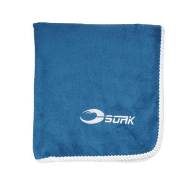 Mörkblå microfiber handduk.