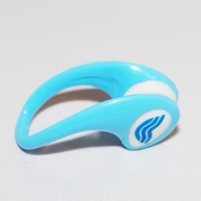 Bekväm näsklämma från Aquarapid. Finns i flera färger, lila, ljusblå, grön. Passar bra till bad, simskola, simträning.