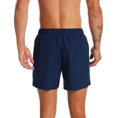 Badkläder från Nike till herr. Badshorts från Nike i marin färg till stranden, resan, badhuset, simhallen. Snöre i midjan