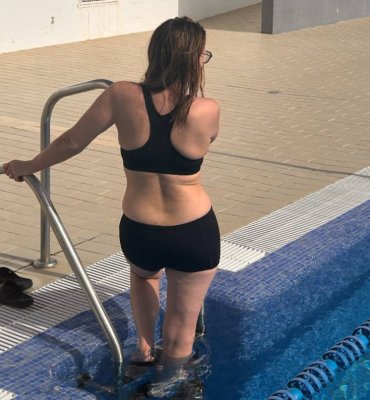 Bra simtopp som kan användas till vattenträning, simning, crawl. Simtoppen är svart