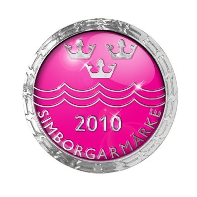 Simborgarmärket 2010 är rosa. Mycket fint och behaglig färg på årets simborgarmärke 2010. Vi har snabba leveranser