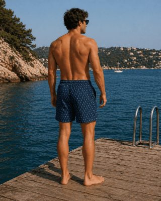 Badshorts med fint blått mönster.