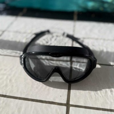 Simmask Mino till barn 8-14 år från Soak. Svart simmask med rökfärgat glas.