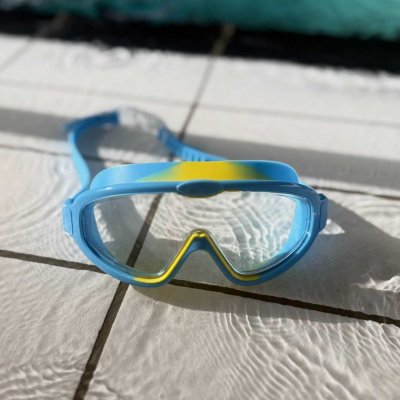 Simmas till barn i en fin blå/gul färg. Skön simmask som sluter tätt.