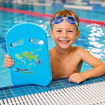 Liten simplatta för barn från Soak, röd på ena sidan och ljusblå på andra för simträning och lek.