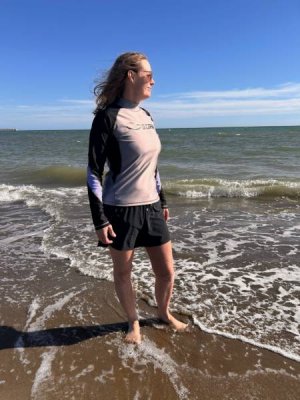 Uv-tröja som skydder mot solen till dam. Snygg uv-tröja med långa armar.